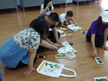 อาสาสมัครลงลายกระเป๋าผ้า เพื่อพัฒนาเด็กด้อยโอกาส  3 มี.ค. 62 Painting Bag Volunteer to Support Child Development Center in Thailand March, 3, 19